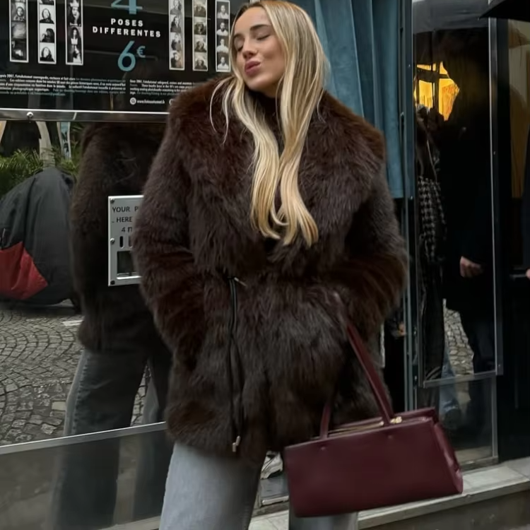 Płaszcz Faith ze sztucznego futra z paskiem