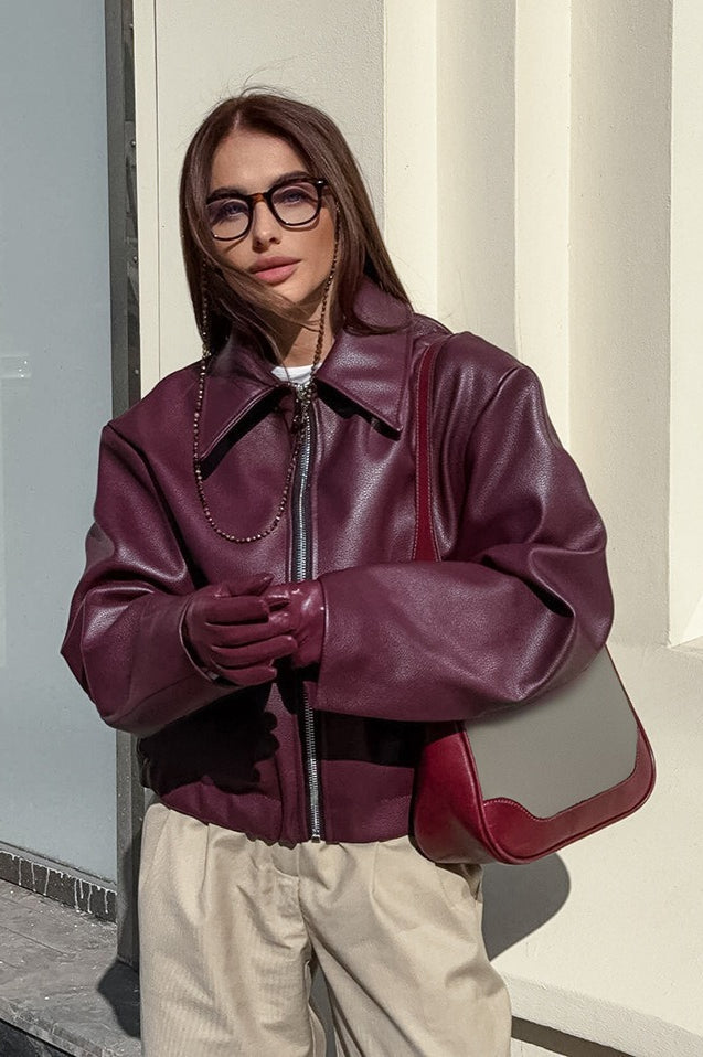 <h2>Azara Vintage kurtka z ekologicznej skóry dla kobiet</h2>
<p>Sobota po południu, second‑hand z przyjaciółkami — dzień, który prosi o kurtkę wyglądającą, jakby już miała historię. Ciepły brąz veganskiej skóry Azary i luźny, lekko oversize fason oddają 