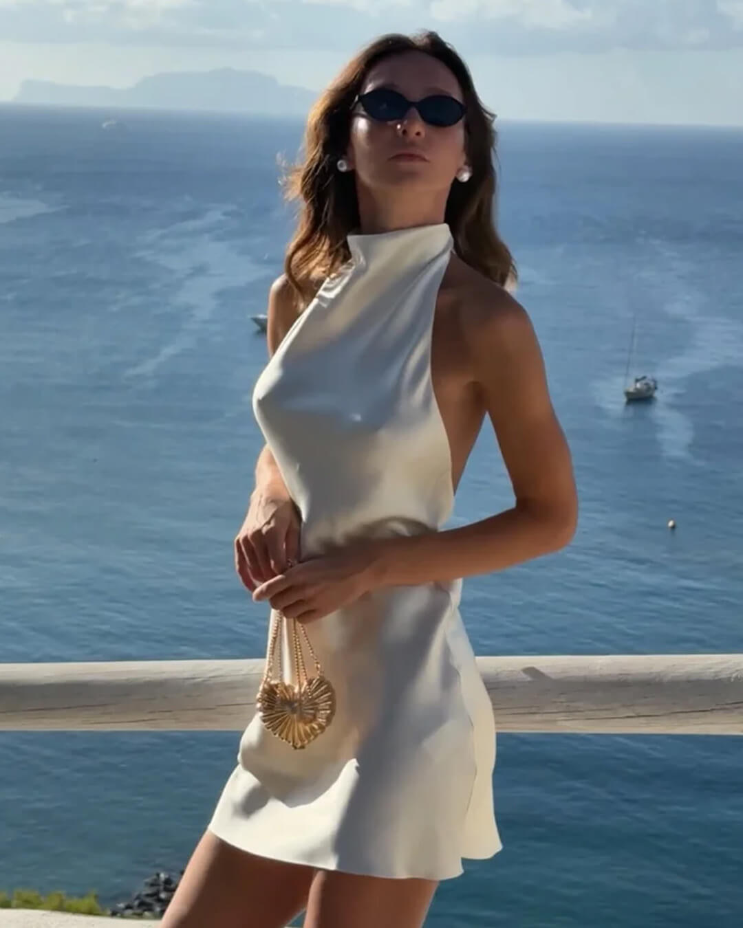 Bianca satynowa mini sukienka z odkrytymi plecami
